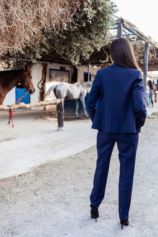 Un pantalon bleu marine classique pour femmes, une tenue chic et intemporelle
