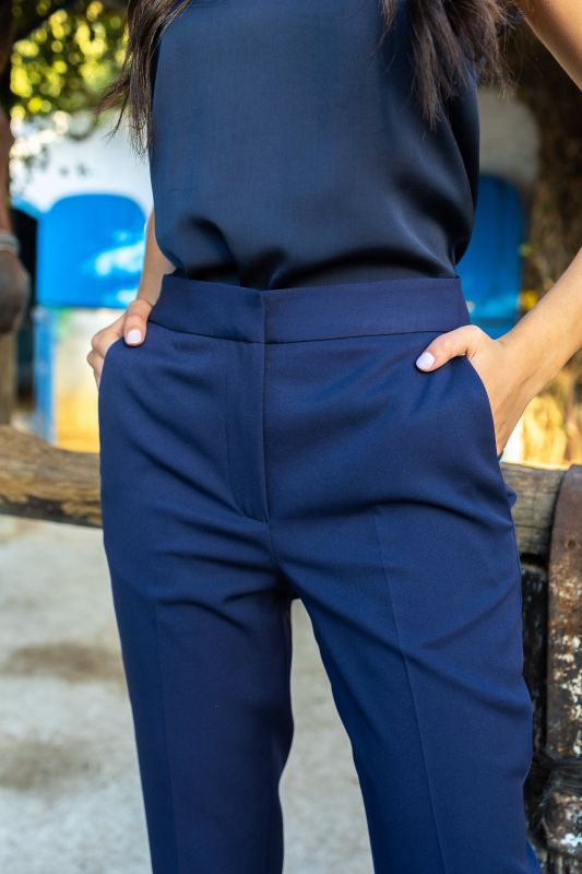 Détails du pantalon bleu marine classique, une pièce polyvalente