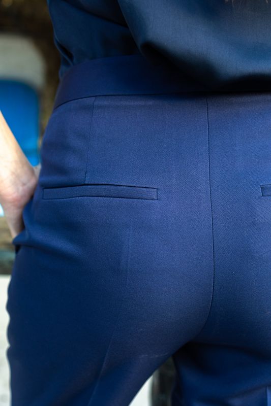 Détails du pantalon bleu marine classique, une pièce polyvalente