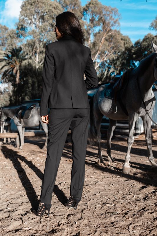 Un élégant pantalon rose orné, pour une tenue remarquable sur fond blanc.
