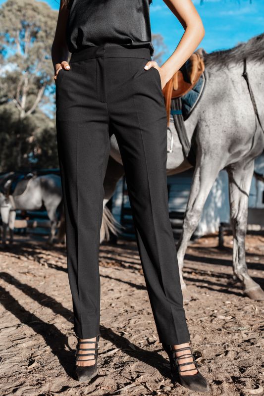 Pantalon rose avec ornement sur fond blanc, pour un look raffiné.