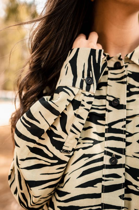 Détails de la chemise : Rayures noires et couleur blanc cassé