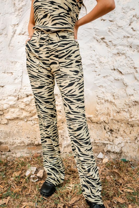 Détails du pantalon à motif zèbre, une option originale et tendance.