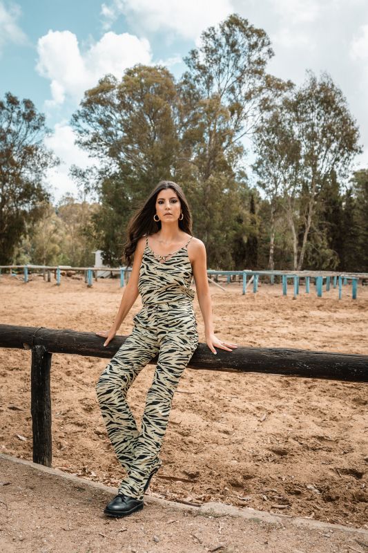 Un pantalon à motif zèbre pour femmes, une tenue sauvage et captivante.