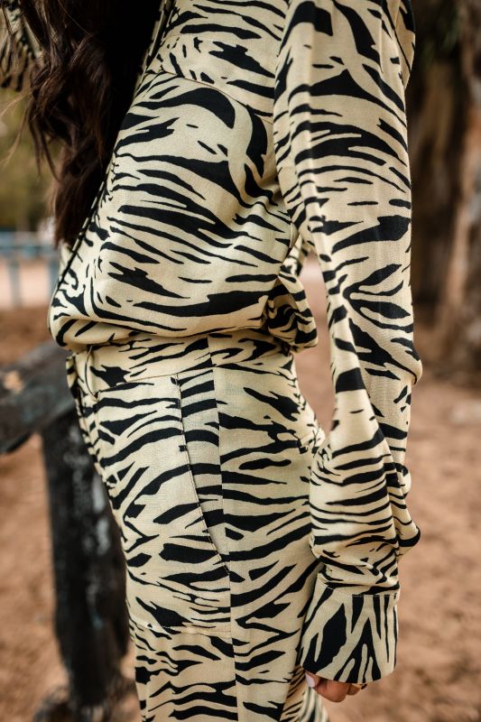 Un pantalon à motif zèbre pour femmes, une tenue sauvage et captivante.