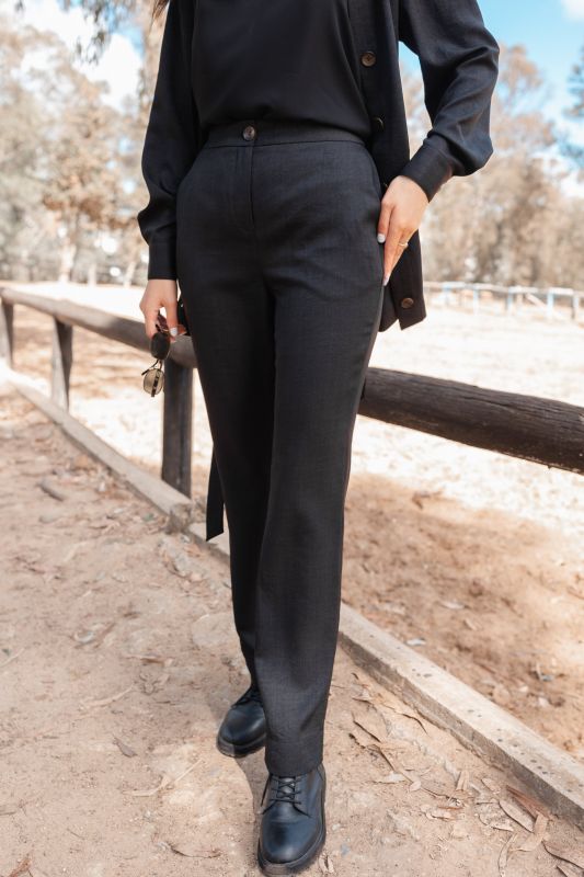 Détails du pantalon noir à la mode, une pièce tendance.