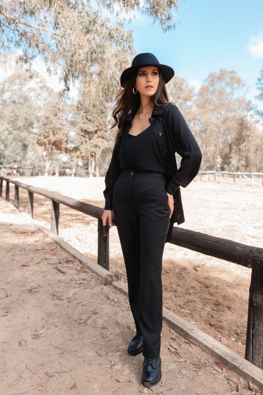 Pantalon noir élégant, une option polyvalente.