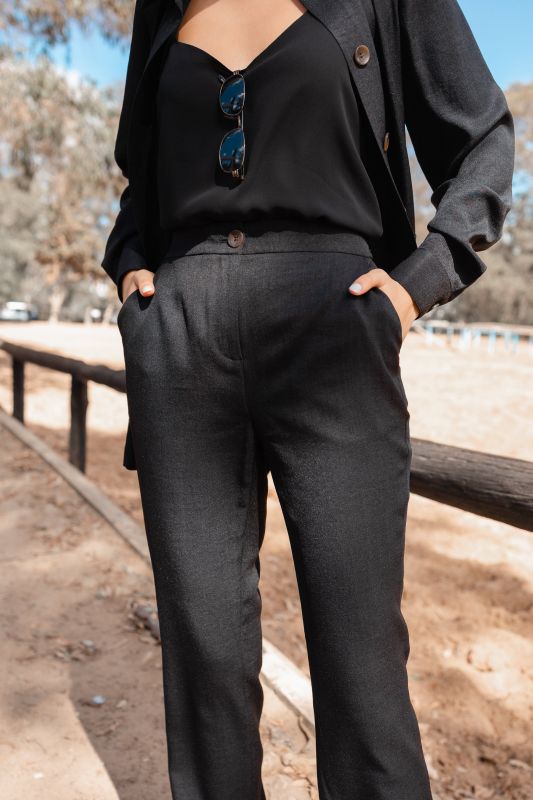 Un pantalon noir au style sophistiqué pour un look remarquable.
