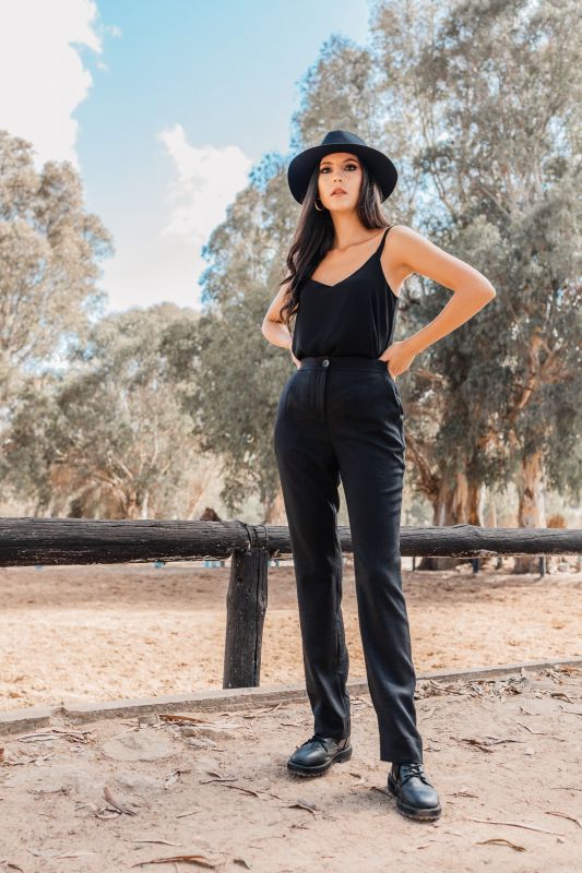 Pantalon noir élégant, une option polyvalente.