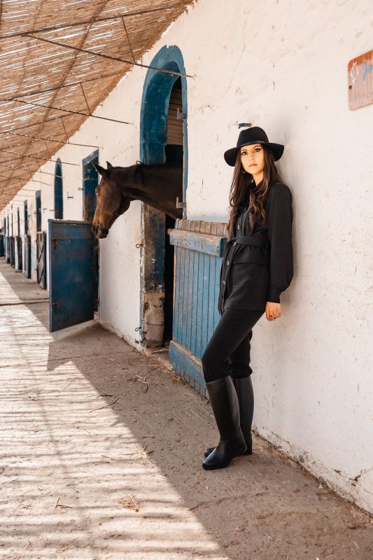 Un pantalon noir au style sophistiqué pour un look remarquable.