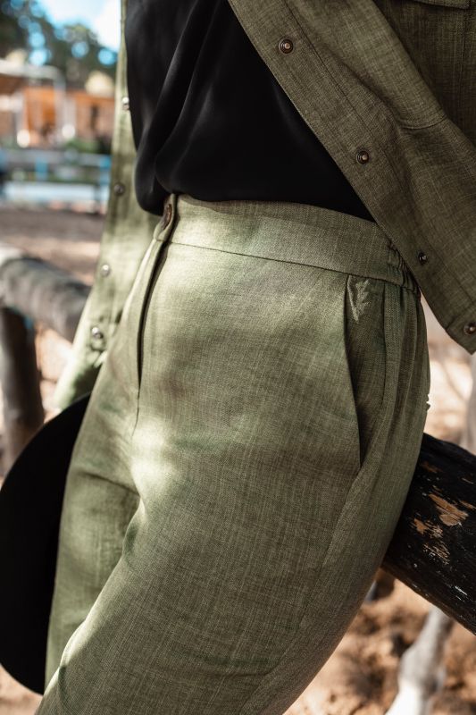 Détails du pantalon kaki, une option décontractée et élégante.