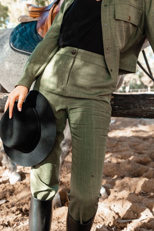 Détails du pantalon kaki, une option décontractée et élégante.
