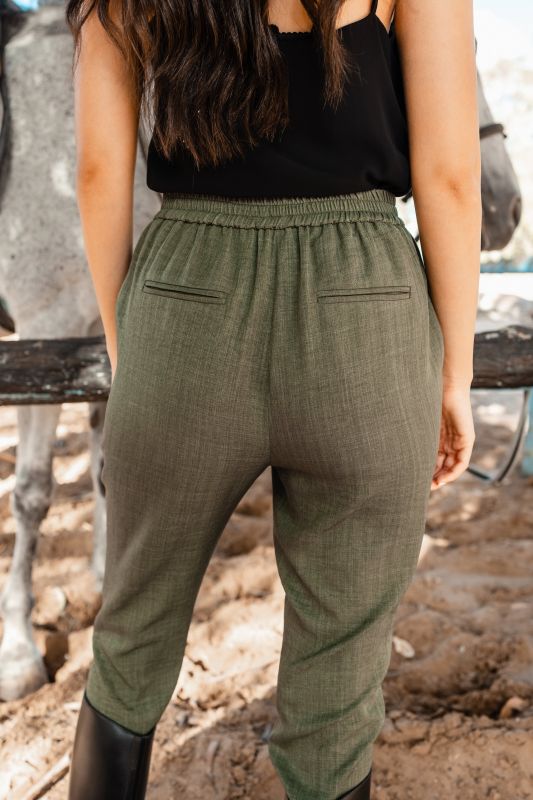 Détails du pantalon kaki, une option décontractée et élégante.