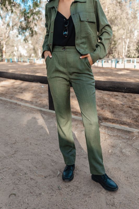 Un pantalon kaki pour femmes, un style décontracté et chic.