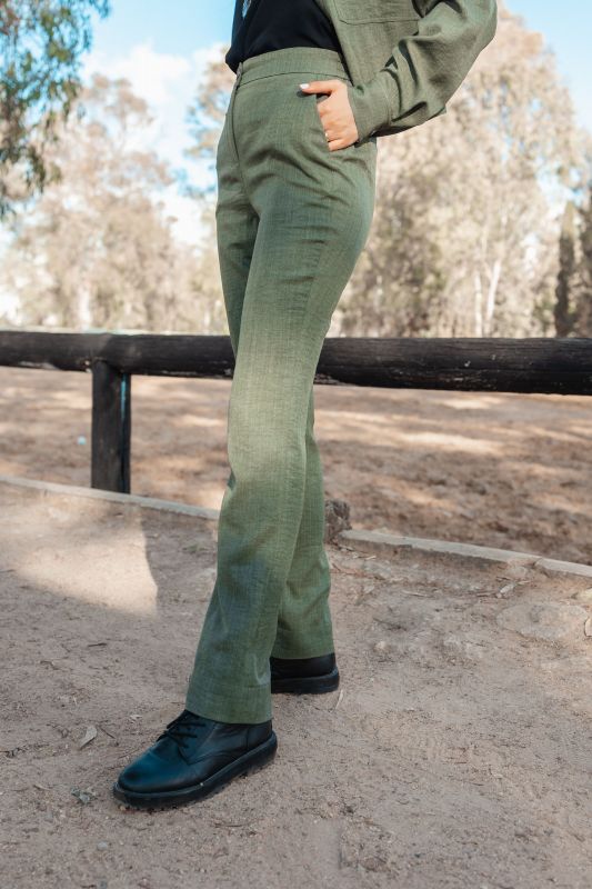 Détails du pantalon kaki, une option décontractée et élégante.