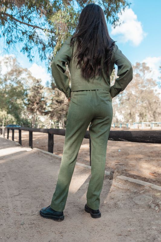 Pantalon en kaki, pour une tenue confortable et tendance.