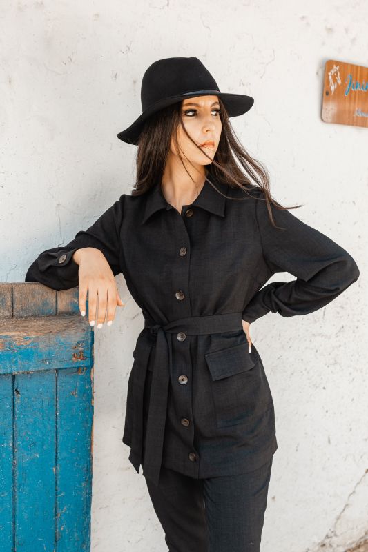 Une élégante chemise noire pour une allure sophistiquée.