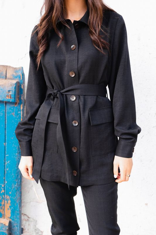 Chemise noire à la mode pour une touche d'élégance.