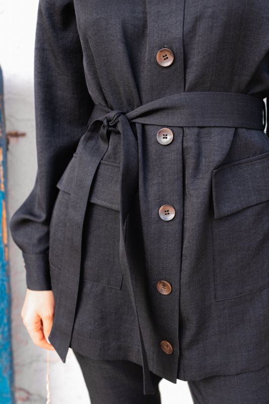 Un vêtement chic en noir pour un look tendance.