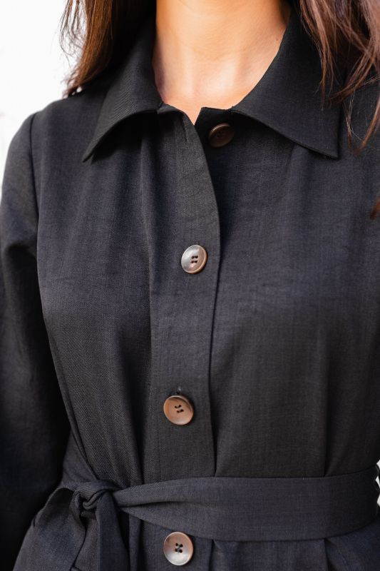 Découvrez les détails exquis de cette chemise noire élégante.