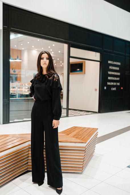 Pantalon long noir pour femmes, un classique élégant.