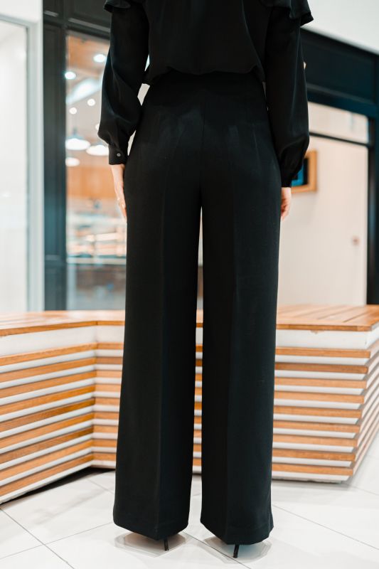 Détails du pantalon long noir, une pièce polyvalente.