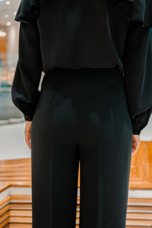 Détails du pantalon long noir, une pièce polyvalente.