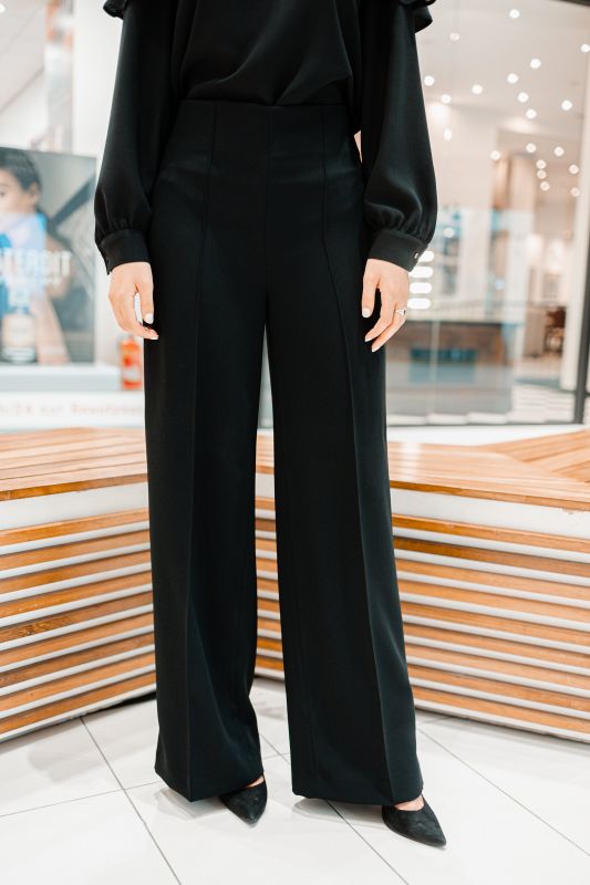 Pantalon noir long, idéal pour différentes occasions.