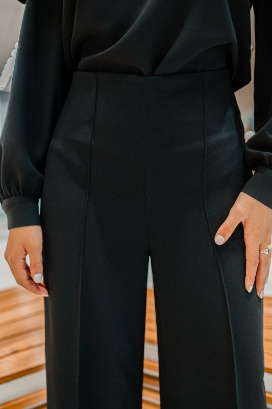 Détails du pantalon long noir, une pièce polyvalente.