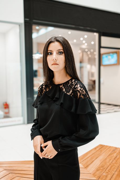 Élégante blouse noire pour femme.