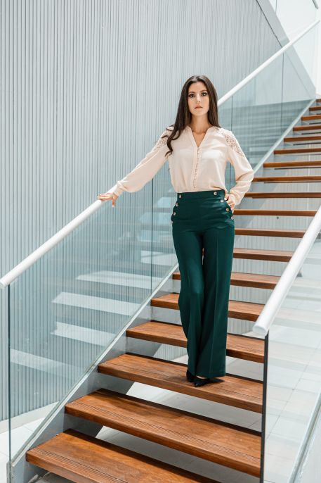 Pantalon vert foncé pour femmes.