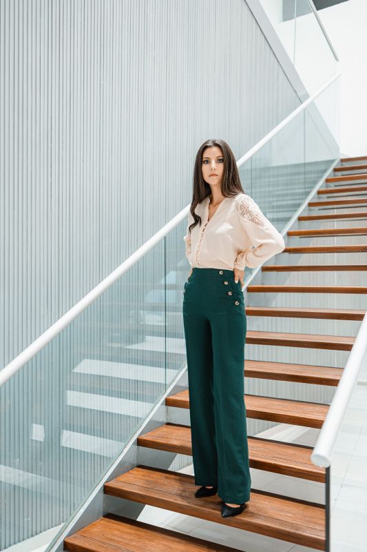 Pantalon de couleur vert foncé élégant pour dames.