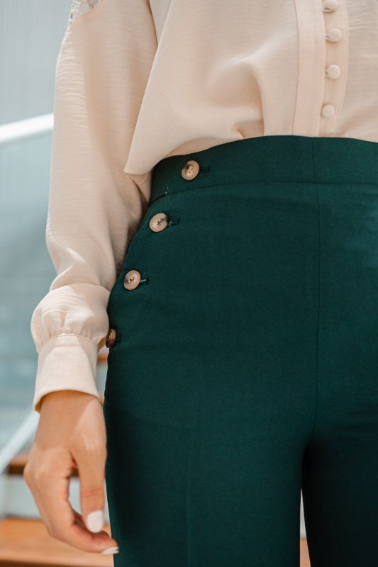 Détails en gros plan du pantalon vert foncé pour femmes.