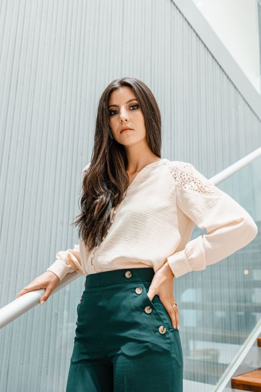 Élégante blouse beige pour femme.