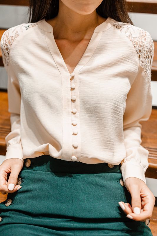 Le devant de la Blouse beige