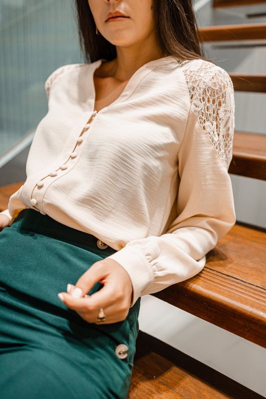 Blouse beige décontractée pour femme pour un usage quotidien.