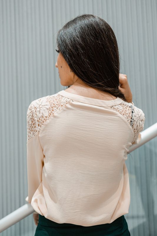 détails de la Blouse beige