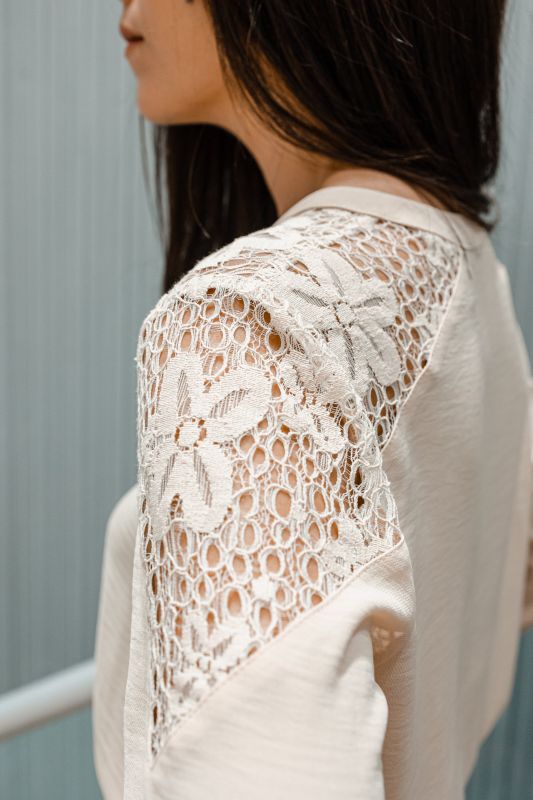 détails de la Blouse beige