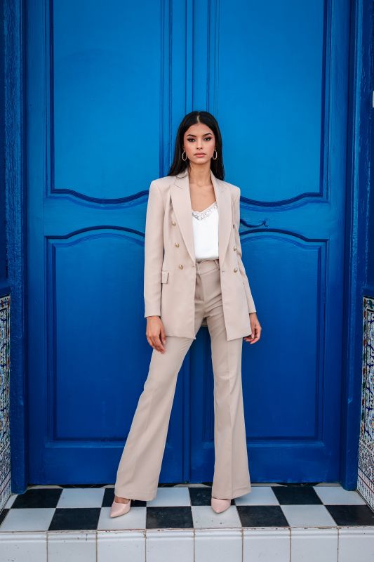 Pantalon de couleur beige pour dames.