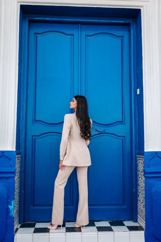 Pantalon décontracté de couleur beige pour femmes.
