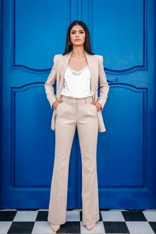 Pantalon décontracté de couleur beige pour femmes.