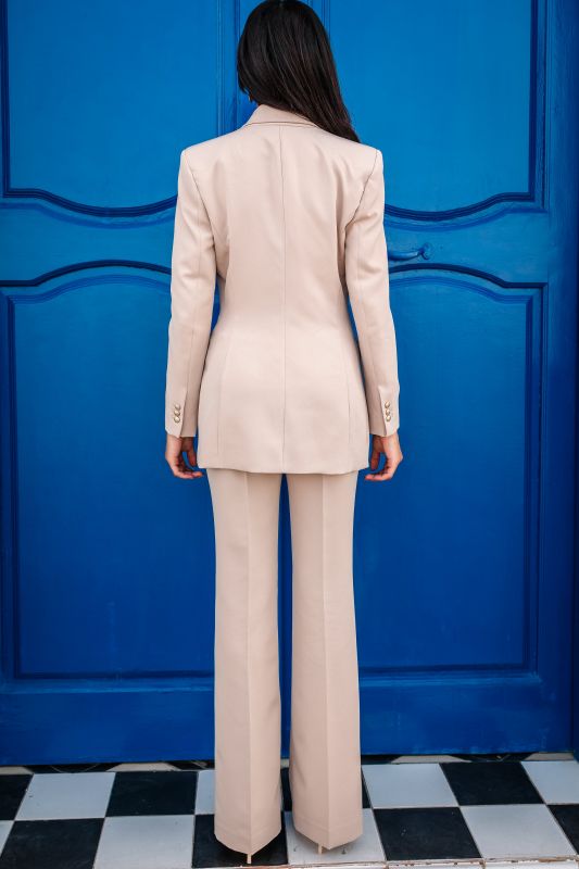 Détails en gros plan du pantalon beige pour femmes.