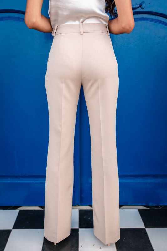 Détails en gros plan du pantalon beige pour femmes.