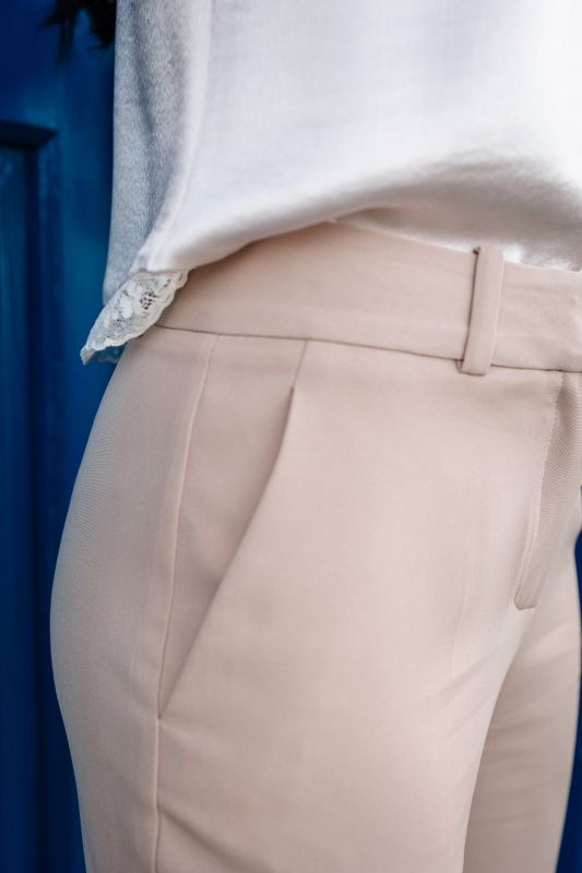 Détails en gros plan du pantalon beige pour femmes.