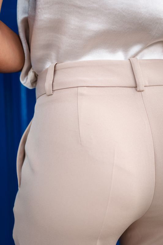 Détails en gros plan du pantalon beige pour femmes.