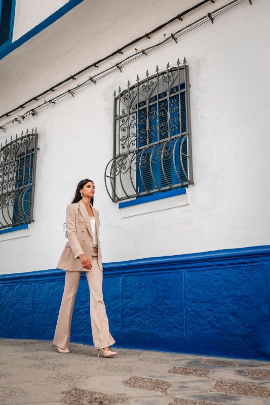 Pantalon décontracté de couleur beige pour femmes.