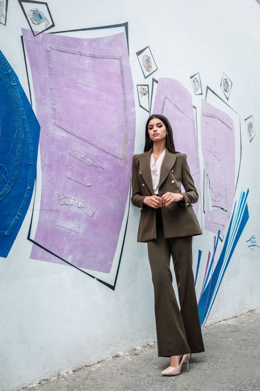Un pantalon kaki classique pour femmes, une tenue chic et raffinée.