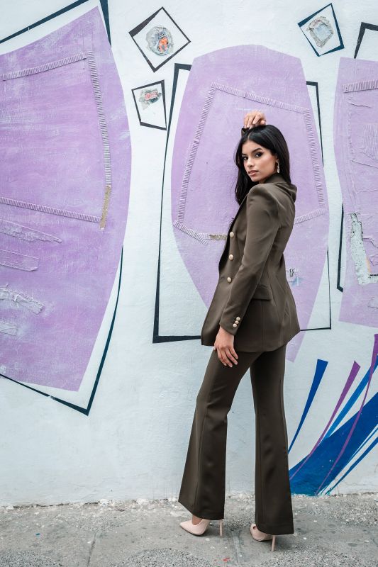 Pantalon classique kaki pour femmes, une élégance intemporelle.