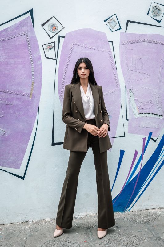 Un pantalon kaki classique pour femmes, une tenue chic et raffinée.