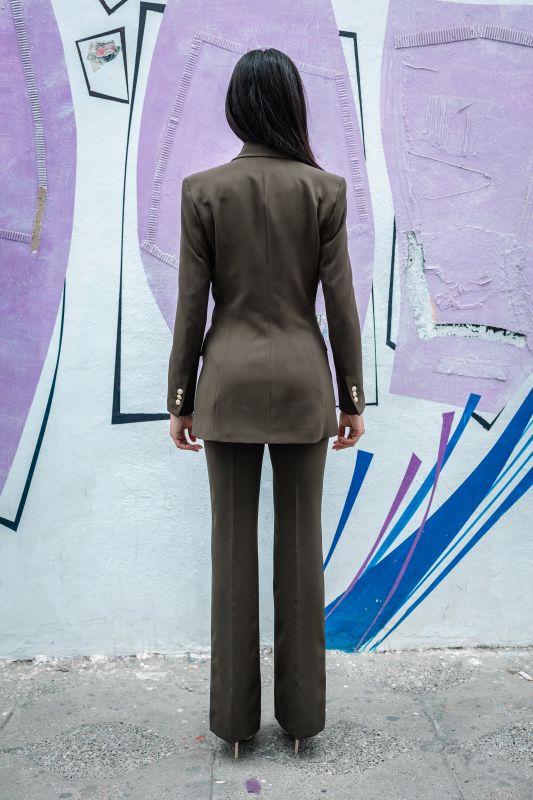 Pantalon classique en kaki, pour une allure sophistiquée.